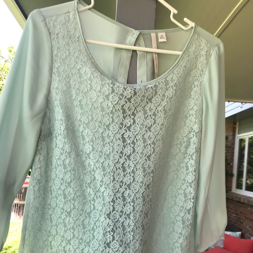 🌻LC back Button Blouse🌻
